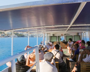 İnsanlar bir deniz yürüyüş.