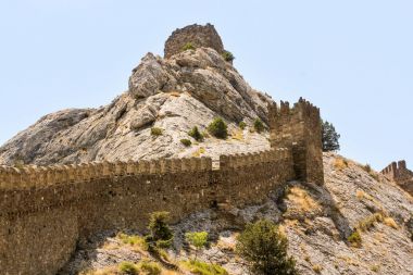 Taş bir zirve üzerindeki parçaları.