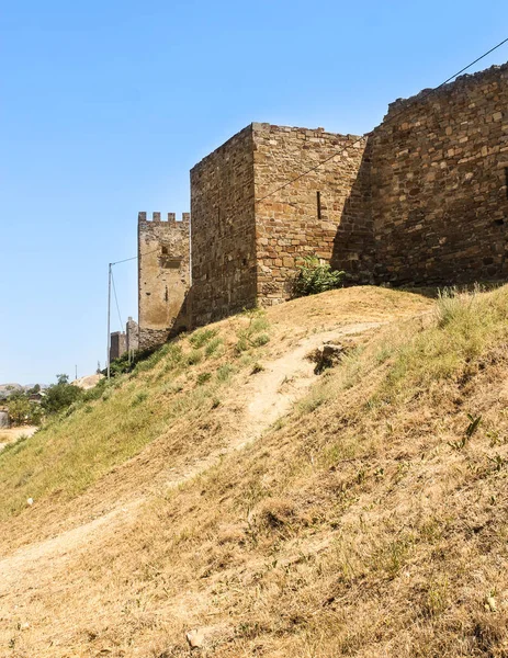 Paredes de fortaleza em uma colina . — Fotografia de Stock