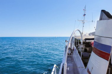 Küçük bir gemi kurulu.