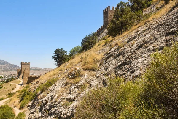 Bir tepe üzerinde kale.