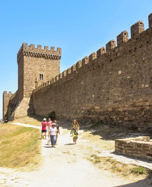 As pessoas caminham ao longo da muralha da fortaleza . — Fotografia de Stock