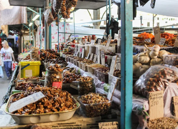 Contador con nueces . —  Fotos de Stock