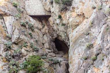 Kayadaki mağara.