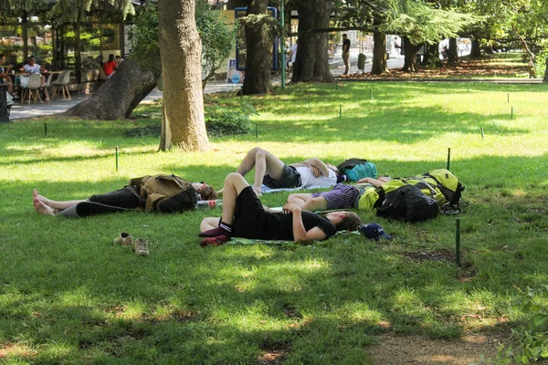 Los turistas duermen en el césped . —  Fotos de Stock