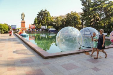 Eğlence için nesnelerle bir rezervuar.