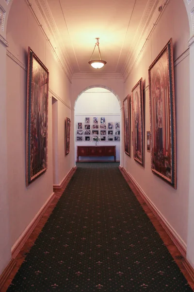 Ein Korridor mit Porträts von Kaisern. — Stockfoto