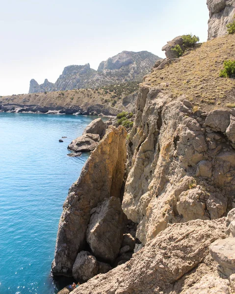 Sarp kayalık sahil.