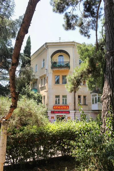 La casa está enmarcada con árboles . — Foto de Stock