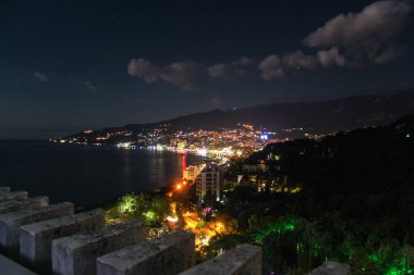 Balkondan gece Yalta görüntülemek.