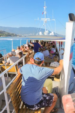 Küçük bir gemideki insanların.