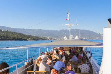 Turistler tentenin altında gemide.