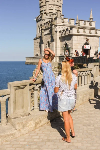 Gente en el fondo del castillo . —  Fotos de Stock