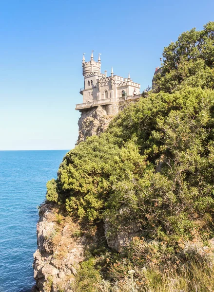 Arkasında ağaçlık bir taş Castle.