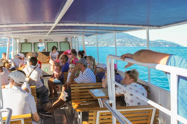 Tatilcilerin gemide.