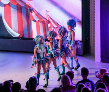 Grup kızların dans kostümleri.