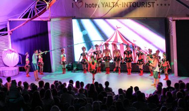 Seyirci önünde dans folklor grubu.