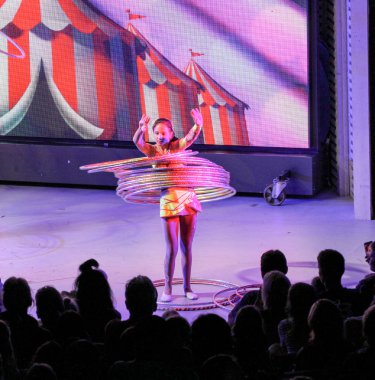 Hoops ile konuşma kız.