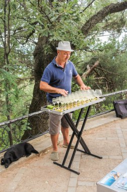 Müzisyen sesler gözlük ayıklar..