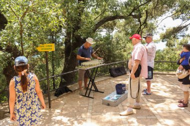 Müzisyen ve dinleyici.