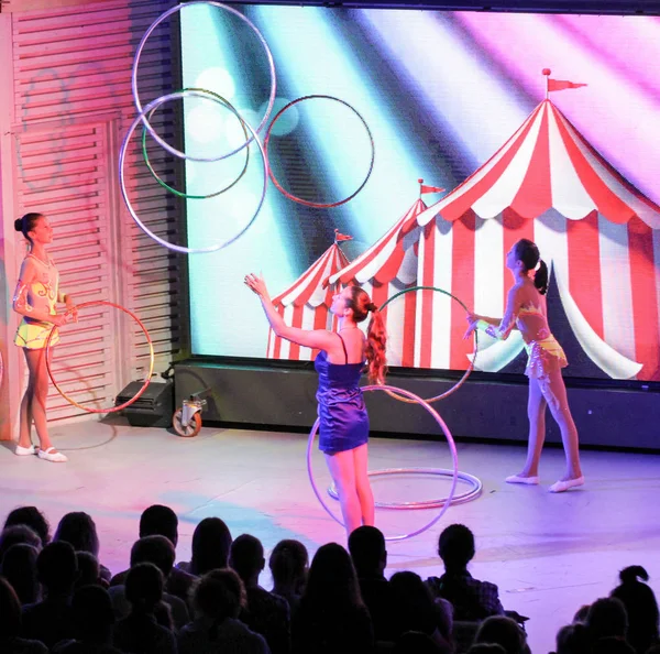 Kızlar sahnede Hoops ile hokkabazlık.