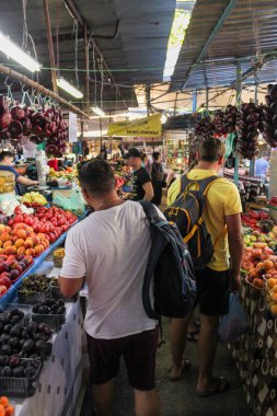 Piyasada alıcılar.