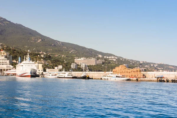 İskelede limandaki gemiler.