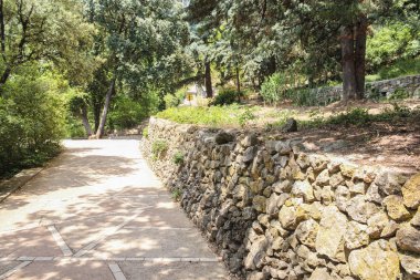 Taş duvar destekleyen.