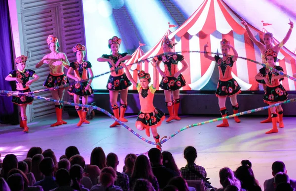 Bir grup kız dans seyirci önünde uygun.