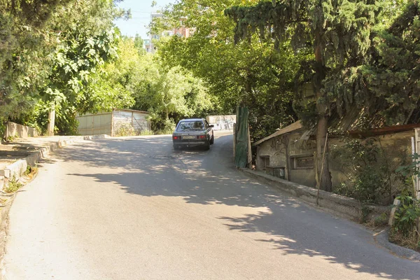 Araba yolun turn'de.