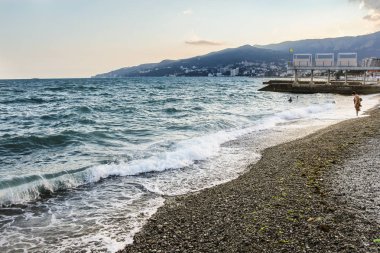 Huzursuz bir deniz sahil tarafından.