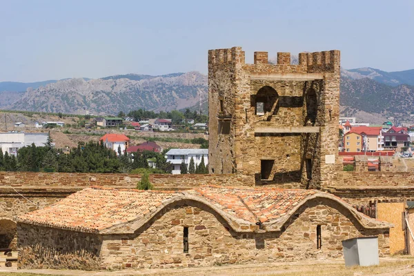 Torre detrás de los cuarteles militares . —  Fotos de Stock