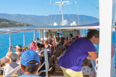 Turistler üst güvertede.