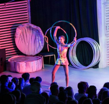 Kız önünde seyirciler, yüzük.