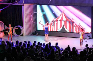 Kız basketbol seyirci önünde ile grup.