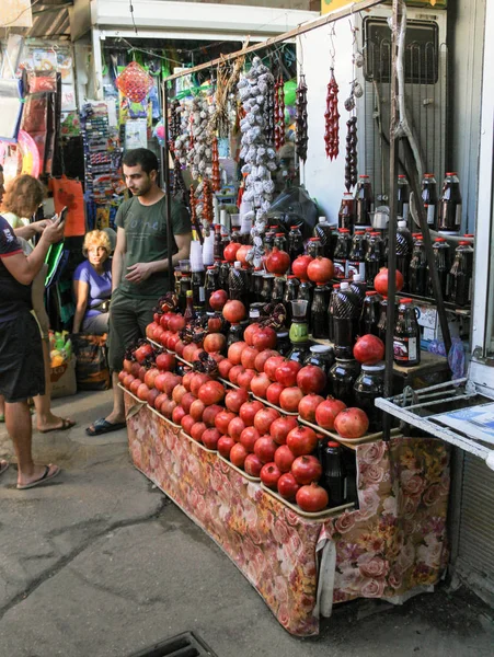 Satıcı, nar ve nar suyu.