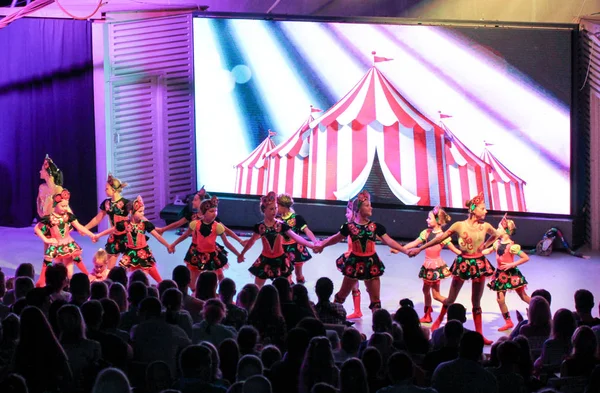 Bir grup kız dans seyirci önünde uygun.