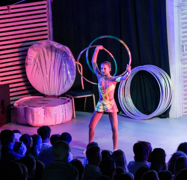 Kız önünde seyirciler, yüzük.