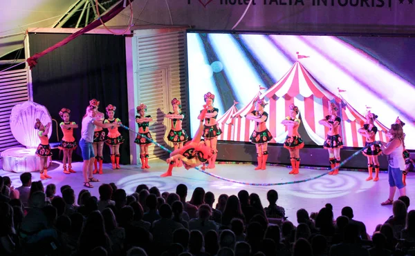 Tanzfolkloregruppe vor Publikum. — Stockfoto