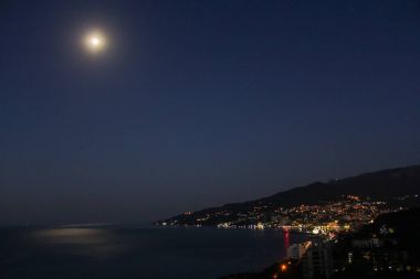 Ayın Yalta sahil yukarıda.