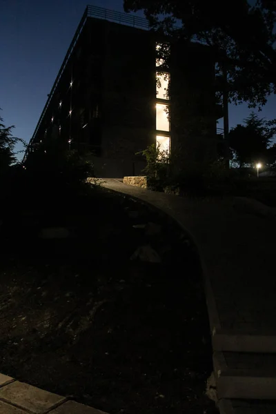 Silhouettes un hôtel de nuit . — Photo
