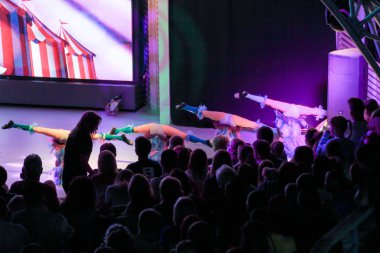 Karmaşık akrobatik dans etmek.