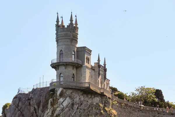 Velho castelo em uma rocha . — Fotografia de Stock