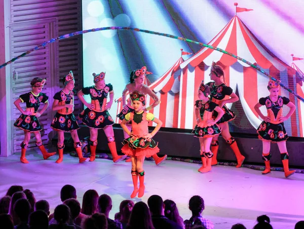 Halatlar atlama ile dans eden kızlar.