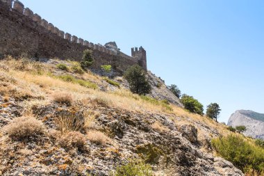 Kule bir duvar ile izlemek.