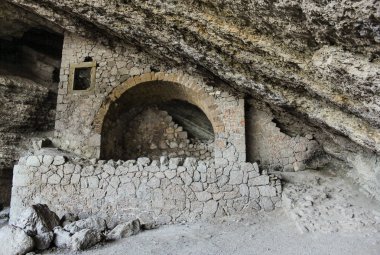Bina Golitsyn grotto taştan yapılmış.