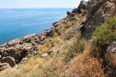 Denize taş yamaç.