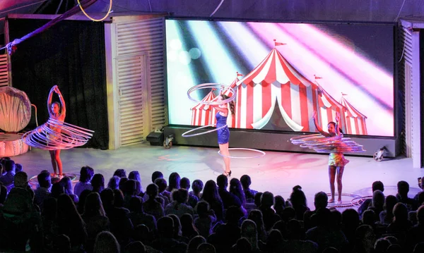 Kızlar önünde seyirciler, yüzük.