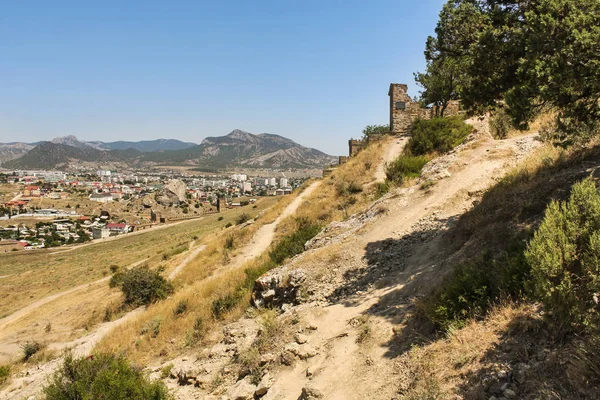 Kalenin yakınındaki tepenin yamacında.