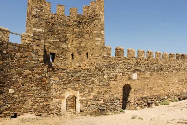 Torre de São Jorge da fortaleza genovesa de dentro . — Fotografia de Stock